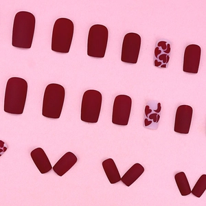 Matte weinrote und rosa Herz-Kunstnägel in mittellanger quadratischer Form