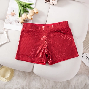 Nahaufnahme der funkelnden roten Pailletten-Shorts mit hoher Taille und glänzender Textur