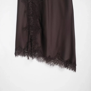 Schokoladenbraunes Satin-Unterkleid mit Wimpernspitze und asymmetrischem Saum