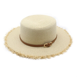 Chapeau de paille à sommet plat avec bords effilochés et ceinture en cuir marron