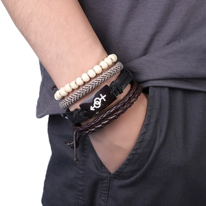 Vue détaillée d'un ensemble de quatre bracelets multicouches avec ancre et symboles