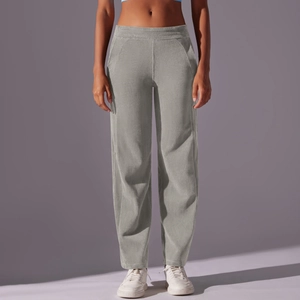 Detalle de la cintura elástica y la textura de pana de los pantalones grises sport
