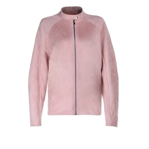 Detail der rosa Wildlederimitat-Jacke mit Stehkragen und glattem Front-Reißverschluss