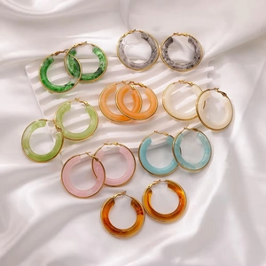 Boucles d'oreilles créoles en résine en forme de C avec bordure dorée et dégradé de couleurs