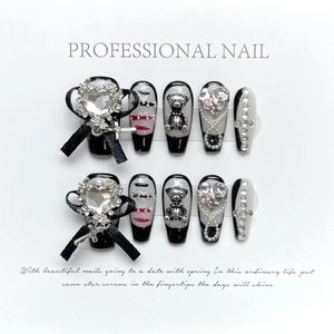 Faux ongles luxe style gothique avec nœuds noirs, ours argentés et zircons en forme de cœur