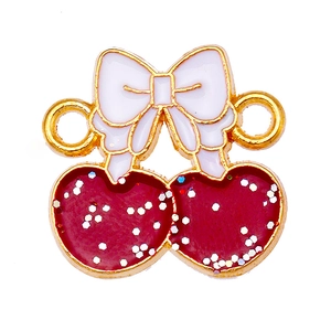 Détail macro du pendentif cerise avec paillettes rouges et nœud blanc pour bijoux DIY