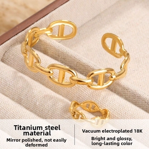 Detail of 18K gold vacuum plated titanium steel jewelry set with pig nose link design