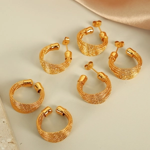 Luxus Gold Kupfer Schmuck Mehrlagig Texturierte C-Förmige Creolen Und Verstellbarer Offener Ring Für Damen Mode Accessoire