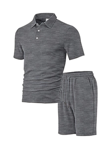 Dettaglio del polo in maglia a nido d'ape grigio scuro e pantaloncini con texture 3D