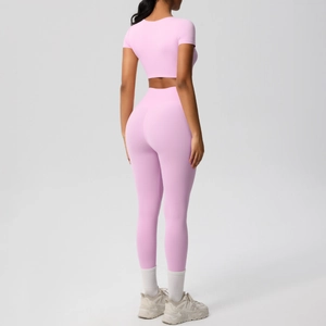 Ensemble de yoga rose taille haute comprenant un crop top à manches courtes et un legging