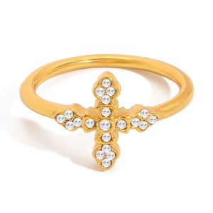Détail d'une bague en acier inoxydable plaqué or 18K avec une croix en cristal brillant