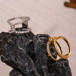 Detail von 18K Gold und Silber plattierten Doppelring-Wickelringen mit Kristallen auf Fels