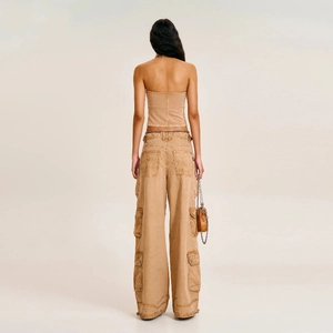 Vue arrière du haut bustier kaki et du pantalon cargo à poches en coton doux