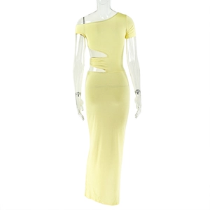 Détail de la découpe à la taille sur robe moulante jaune asymétrique pour soirées