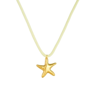 Collier avec pendentif étoile de mer dorée et cordon tressé jaune sur fond blanc pur