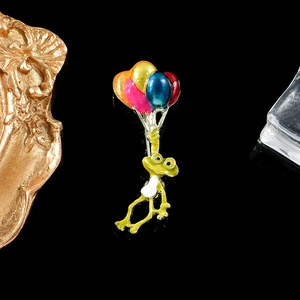 Détail d'une broche grenouille avec ballons colorés en émail sur base en alliage doré