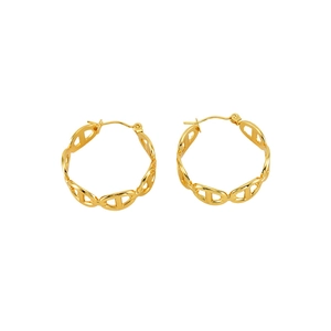 Détail de boucles d'oreilles créoles dorées avec maillons évidés et finition polie