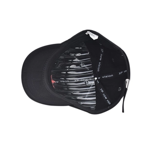 Détail de la construction intérieure et de la boucle réglable de la casquette noire