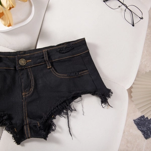 Pantaloncini di jeans neri strappati con bordi sfrangiati e accessori moda eleganti