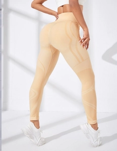 Détail du legging de yoga sans couture taille haute avec empiècements en mesh aéré