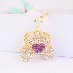 Porte-clés carrosse citrouille doré avec cœur en strass violet et cristaux scintillants