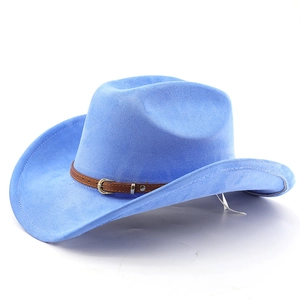 Détail du chapeau de cowboy en feutre bleu ciel avec ceinture en cuir marron