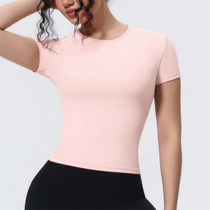 Détail du t-shirt de yoga rose ajusté montrant le tissu respirant et les coutures