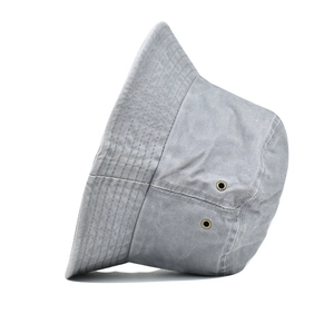 Dettaglio cappello pescatore in cotone grigio lavato con occhielli e cuciture rinforzate