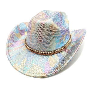 Chapeau de cowboy coloré à motif serpent, finition métallique irisée et ruban perlé