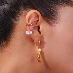 Détails de boucles d'oreilles plaquées or 18 carats avec perles et zircons sur l'oreille