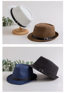 Dettaglio di cappelli di paglia con cinture in pelle e fibbie in quattro colori