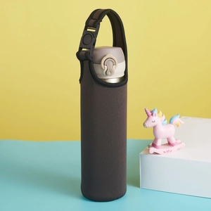 Portable 750ml neoprene water bottle sleeve with adjustable shoulder strap for outdoor use