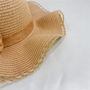 Dettaglio ravvicinato di cappello di paglia intrecciato a mano con tesa ondulata