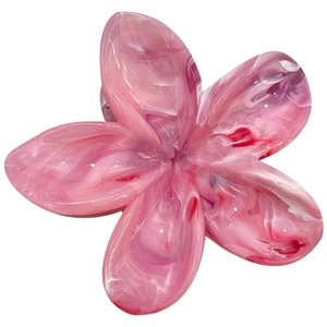 Pince à cheveux fleur en acétate avec texture marbrée rose pour une coiffure chic