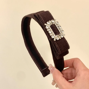 Serre-tête élégant en velours marron avec boucle de luxe carrée en strass au style vintage