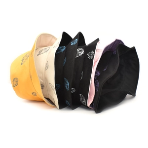 Bob réversible en coton avec imprimé papillon disponible en plusieurs couleurs