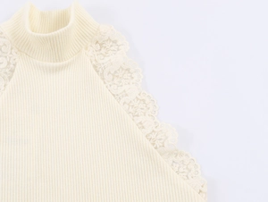Dettaglio del top a costine senza maniche con collo alto e pizzo delicato beige