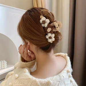 Handgefertigte Häkelblumen-Haarklammer mit gewebtem Blumendesign für elegante Damenfrisuren