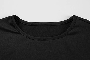 Dettaglio dello scollo dell'abito in maglia nera con cuciture precise a doppio ago