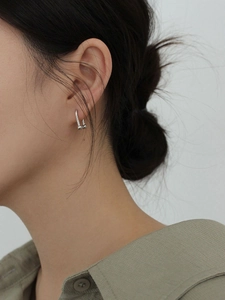 Élégantes boucles d'oreilles fer à cheval en argent 925 portées par un mannequin de style