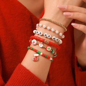 Détail d'un ensemble de 5 bracelets de Noël perlés avec des breloques festives