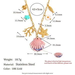 Collier en acier inoxydable plaqué or 18 carats avec coquillage rose et breloques