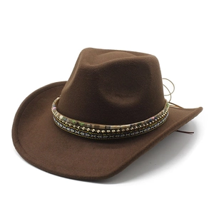 Chapeau de cowboy en laine marron avec ruban tressé ethnique et perles métalliques