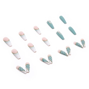 Faux ongles vert mat à carreaux avec pointes pailletées et détails en diamant