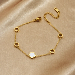 Minimalistisches Gold-Edelstahlarmband mit weißem Perlmutt-Blumenanhänger