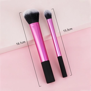 Close-up of makeup brushes with sizes 16.1cm and 15.3cm on a geometric background
