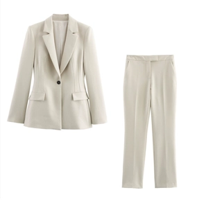 Dettaglio del colletto della giacca beige slim fit con design a bottone singolo