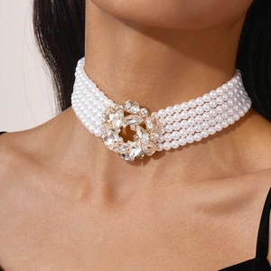 Détail de luxe d'un choker à cinq rangs de perles avec un motif floral en cristal étincelant