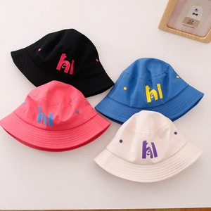 Vue à plat de quatre chapeaux bobs pour enfants avec broderie hi et larges bords doux