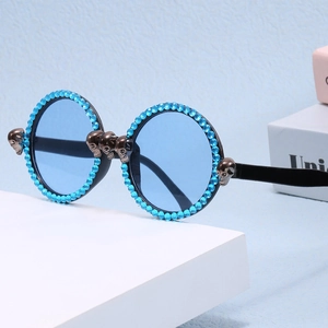 Lunettes de soleil punk avec verres bleus, motifs tête de mort et strass bleus